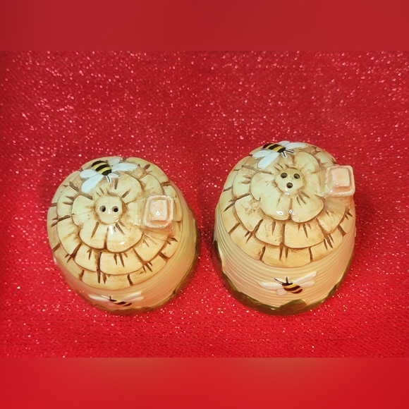 Vtg Treasure Craft Pfaltzgraff Beehive Salt & Pepper Shakers - Picture 3 of 14